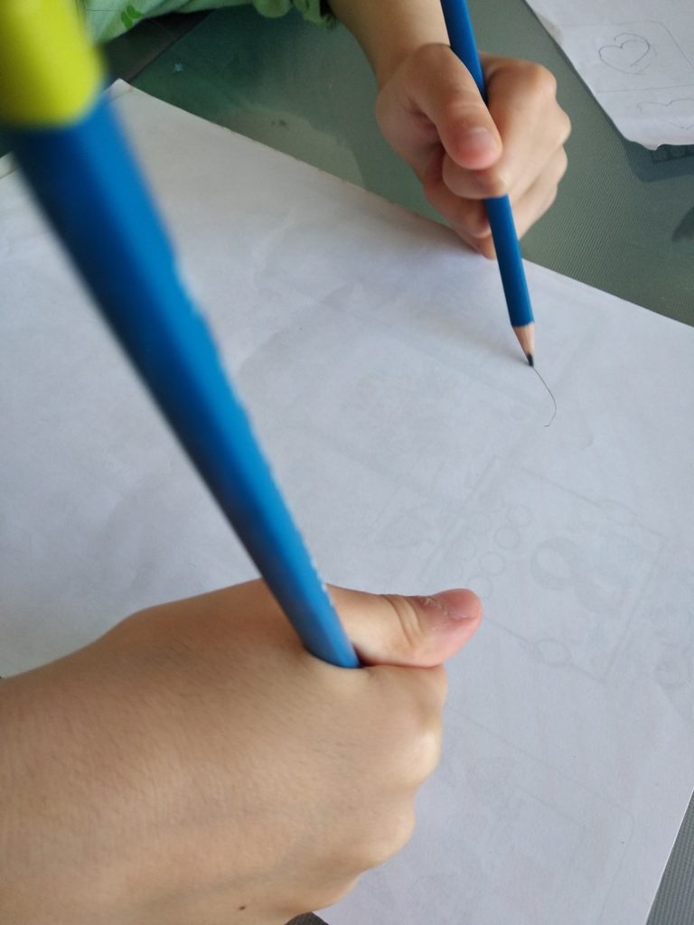 ציור בשתי ידיים בו זמנית