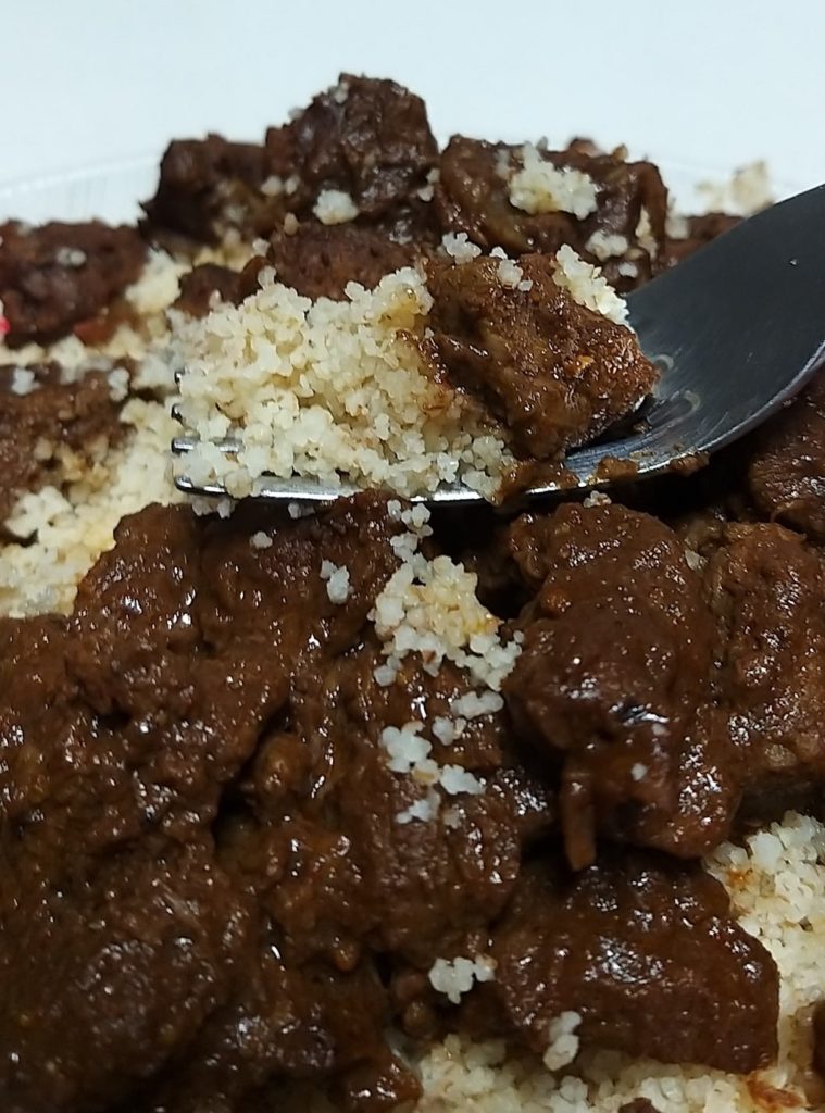 קוביות בשר בקר עם קוסקוס