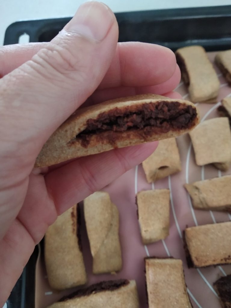 עוגיות במילוי שוקולד