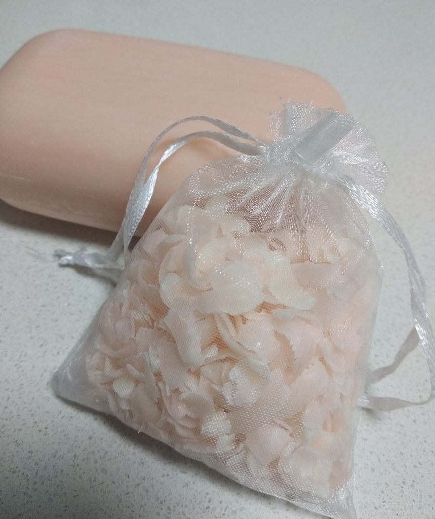 מפיץ ריח לארון בגדים