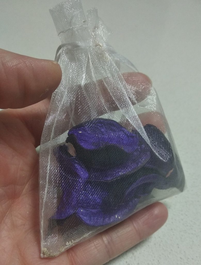 מפיץ ריח לארון בגדים