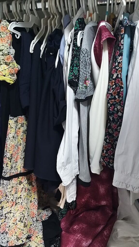 תליית שמלות ארוכות בארון בגדים קצר