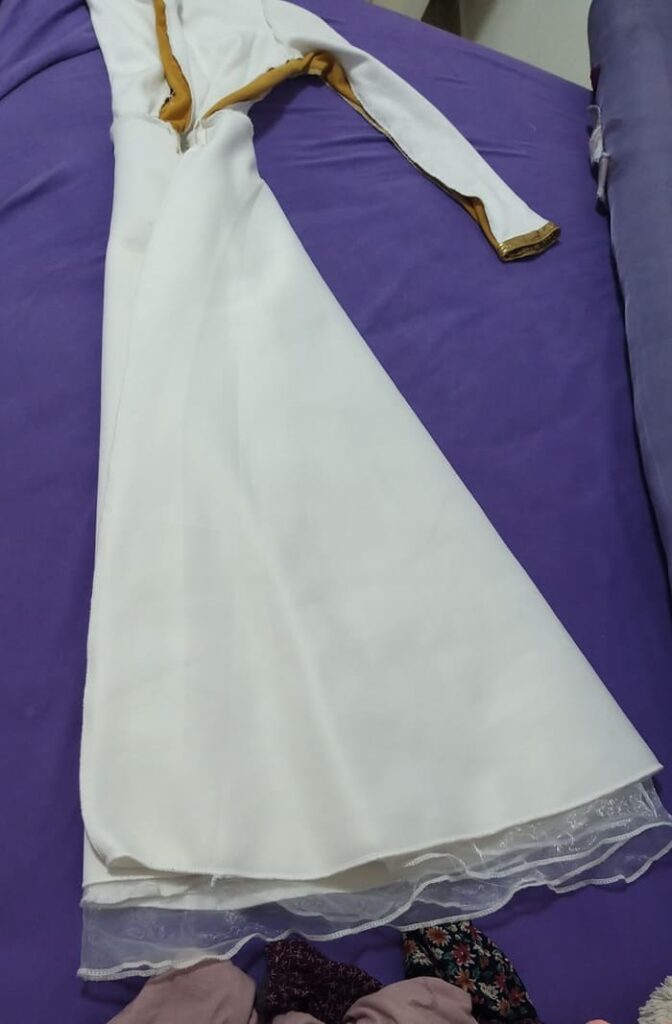 תליית שמלות ארוכות בארון בגדים קצר