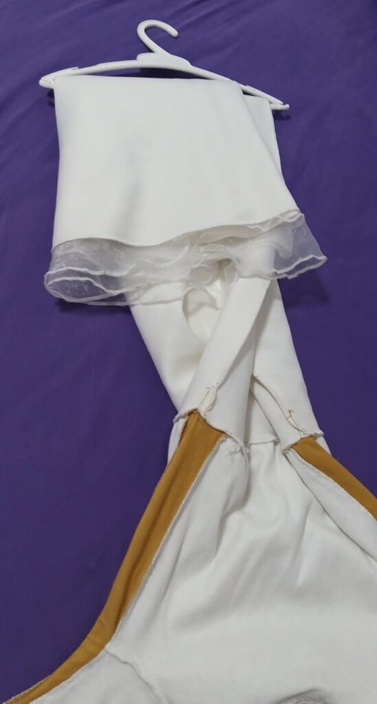 תליית שמלות ארוכות בארון בגדים קצר