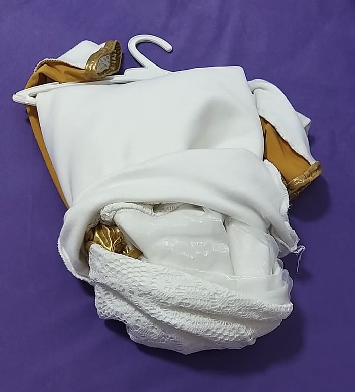 תליית שמלות ארוכות בארון בגדים קצר