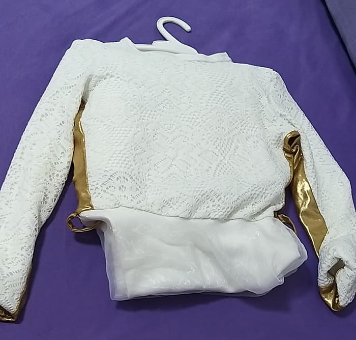 תליית שמלות ארוכות בארון בגדים קצר