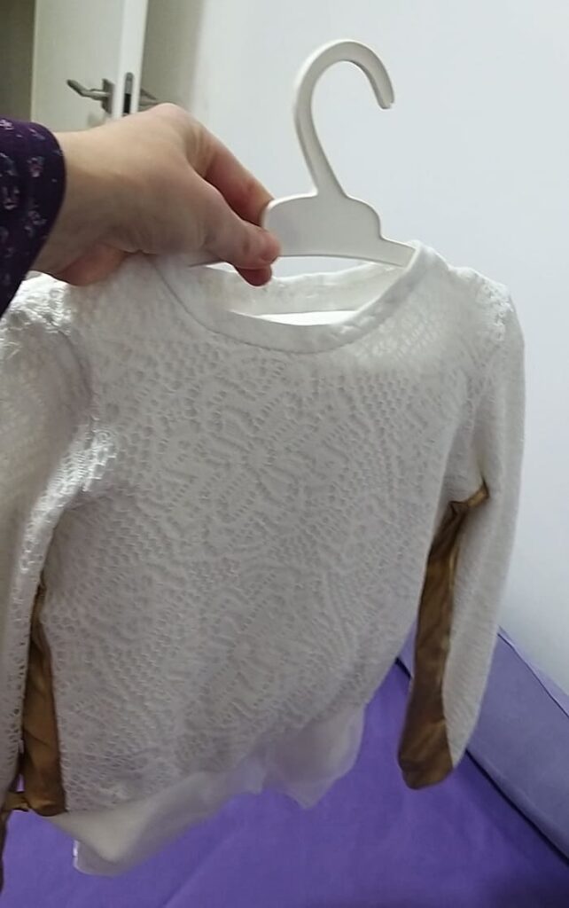 תליית שמלות ארוכות בארון בגדים קצר