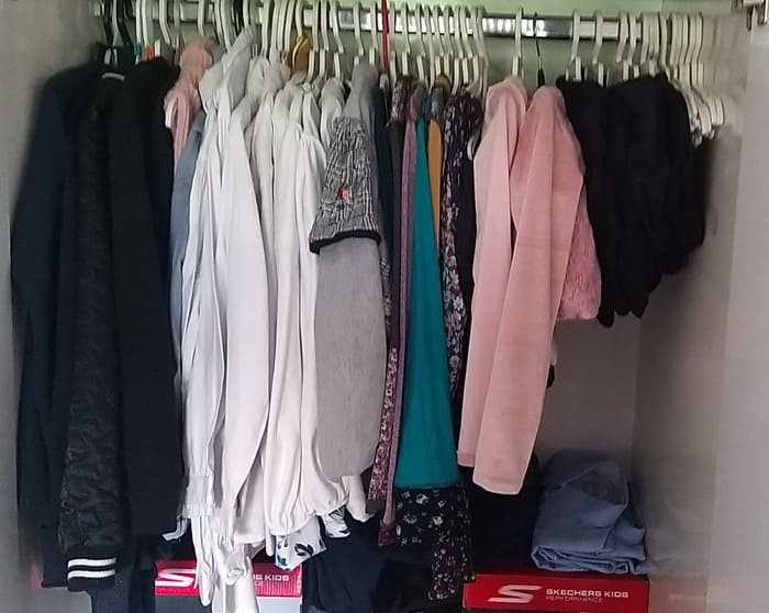 תליית שמלות ארוכות בארון בגדים קצר
