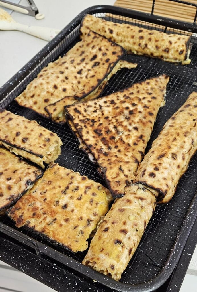 מצה מגולגלת עם תפוח אדמה וביצים קשות